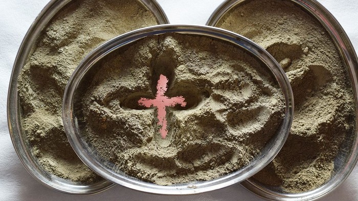 Tre metaliske skåler med mørk pulver og et rosa symbol i midten