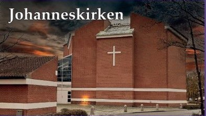 Et rødt kirkebygning med et stort kors på fasaden og navnet 'Johanneskirken' øverst.