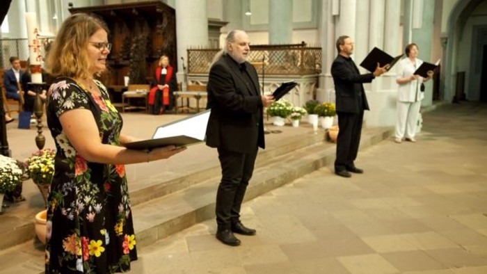 Eine Hochzeitszeremonie in einer Kirche, Brautpaar mit Trauzeugen und Pfarrer