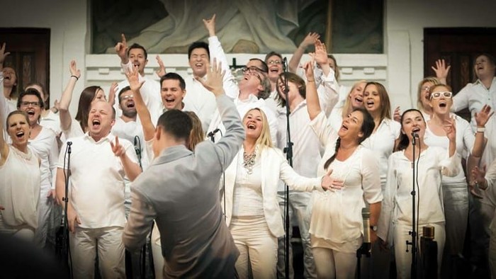 En gruppe sygeplejersker hyller og feirer med hænderne i luften.