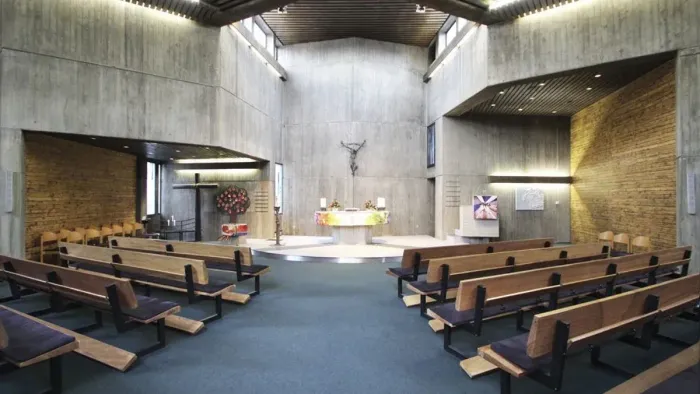 Modern Kirche mit Holzgebäuden und Kruzifix