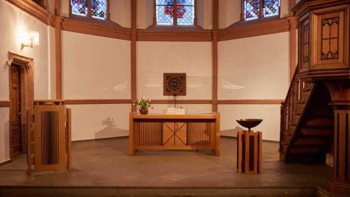 Links eine Kirche, Mitte ein Innenraum mit Holz, rechts ein Logo mit Text und Kirche