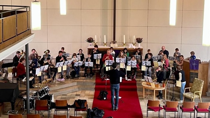 Eine Kirchenband probt in einem modernen Gotteshaus