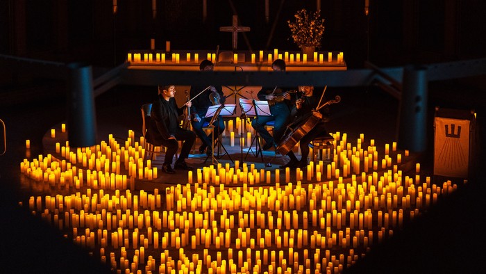 Streichquartett im Altarraum der Apostel-Paulus-Kirche, umgeben von Lichtern am Boden