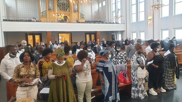 Eine Gruppe von Menschen singt in einer Kirche