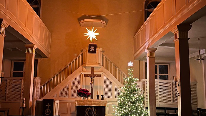 Evangelische Kirche in Erksdorf mit Weihnachtsbaum