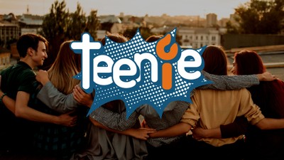 Teenager sitzen zusammen und schauen in die Ferne, mit einem bunten Logo im Vordergrund