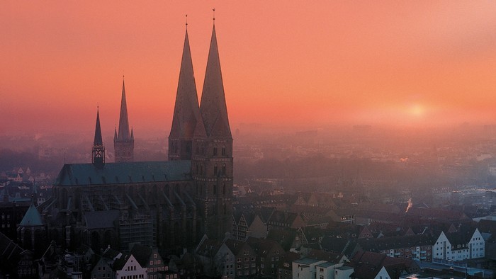 Gothischer Dom bei Sonnenuntergang über Stadtlandschaft