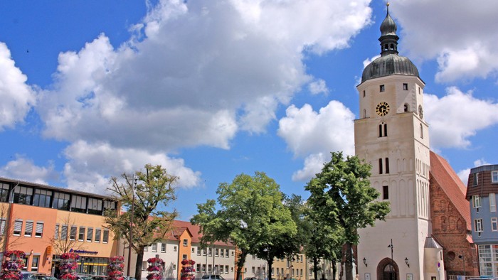 Historische Stadtmitte mit Kirche und farbenfrohen Gebäuden