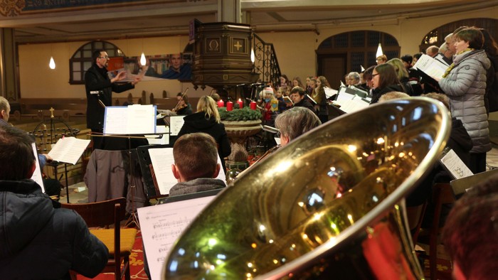 Ein Orchester probt in einem großen Saal