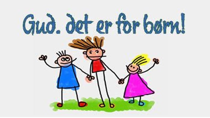 Tre børn står hånd i hånd og smiler.