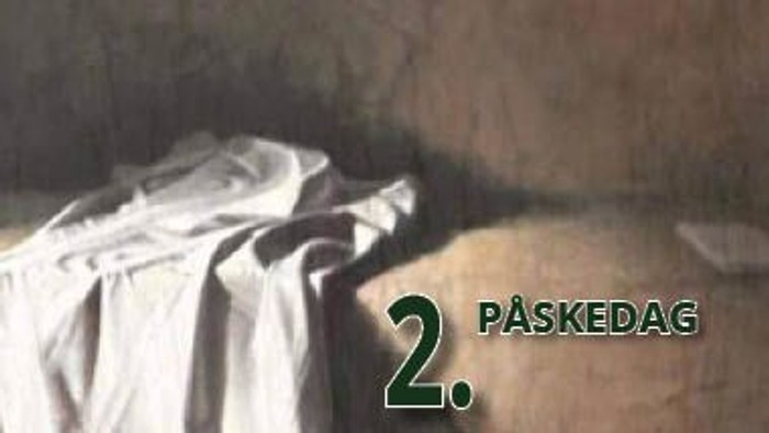 En hvid klæde ligger på jorden ved en mur.