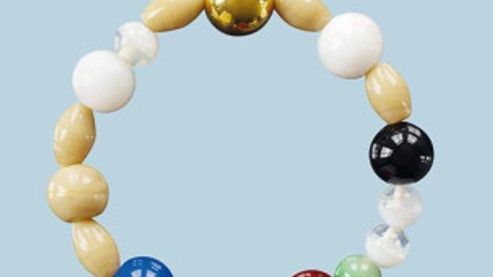 Ein bunter Kreis aus verschiedenen farbigen Kugeln, die an einer Schnur befestigt sind