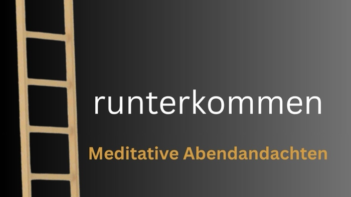 Eine Leiter lehnt an einer dunklen Wand neben einem Strohhaufen.