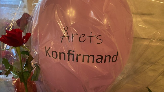 En lyserød ballon med teksten 