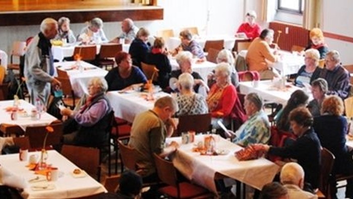 Senioren beim gemeinsamen Essen in einem Speisesaal
