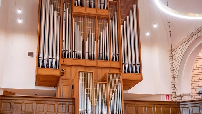 Stor kirkeorgel i lys og rummelig kirkerum