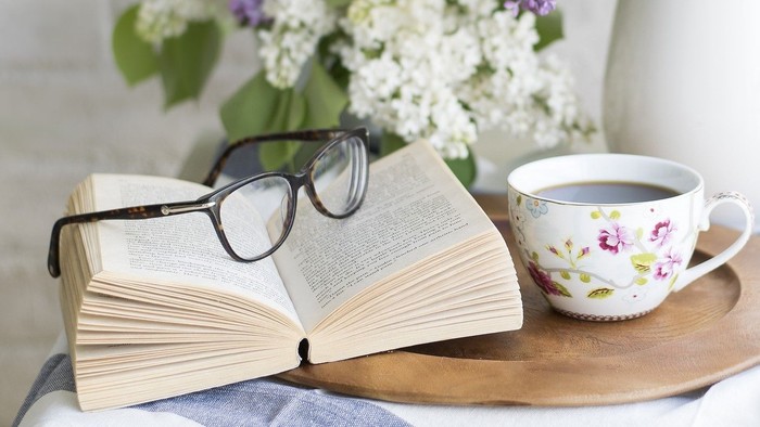 Buch, Brille, Tasse