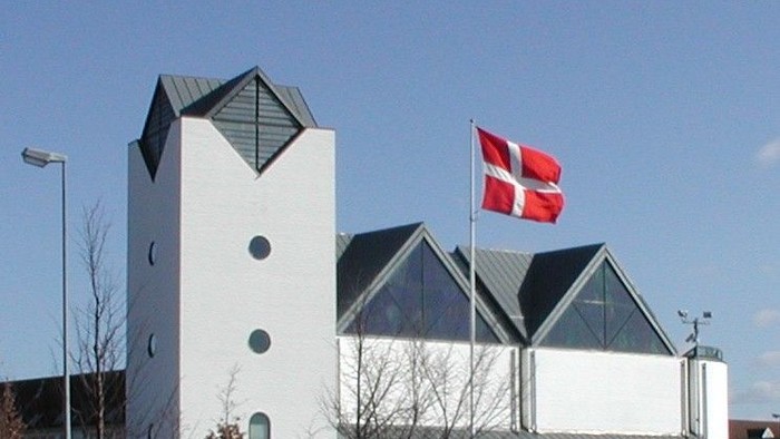 Hvid bygning med dansk flag