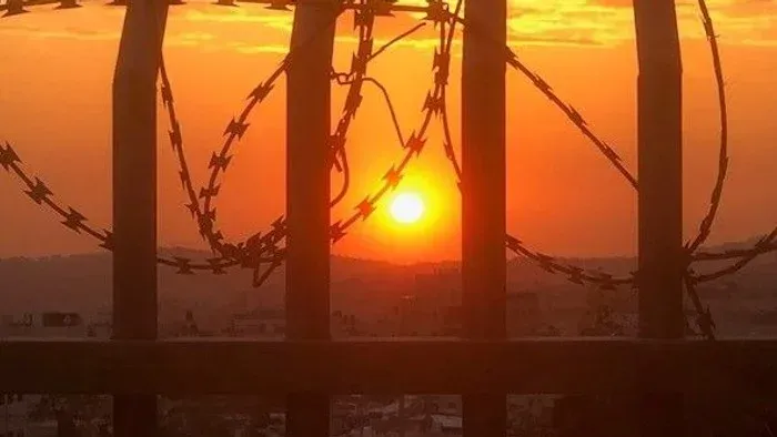Barbed Draht vor Sonnenuntergang
