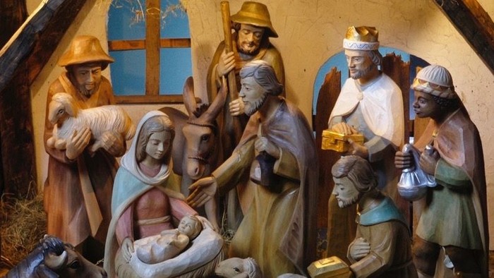 Eine Krippe mit Figuren, die die Geburt Jesu darstellen