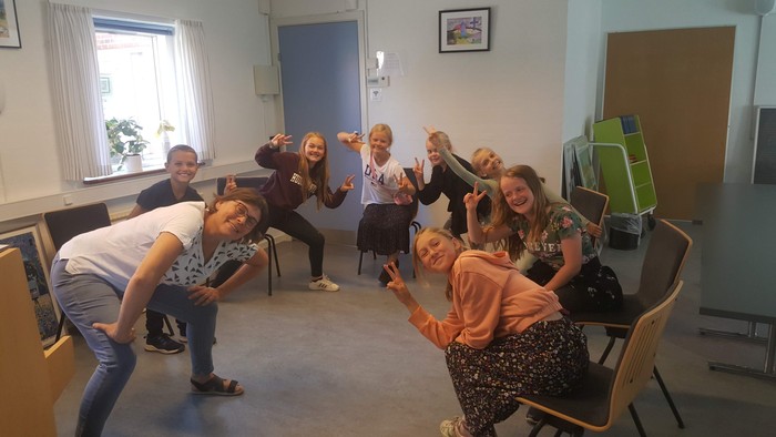 En gruppe af unge kvinder har en fest i et stue.