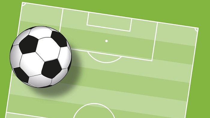 Ein Fußball auf einem Fußballfeld mit Tor und Markierungen.