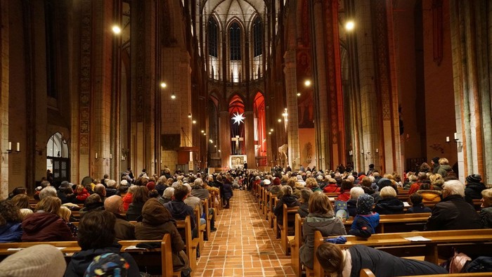 Große Kirche mit vielen Menschen bei einer Veranstaltung