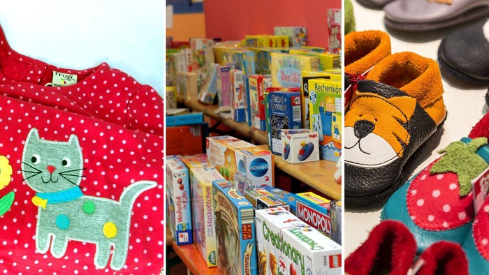 Das Bild zeigt ein rotes Kinderhemd mit Katzen-Motiv, eine Auswahl an Spielzeug und Schuhe mit Tiermotiven