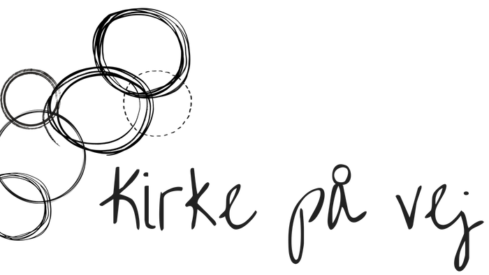 Et sort og hvitt billede med håndskrevet tekst "Kirke på vej" og et symbol med ringe.