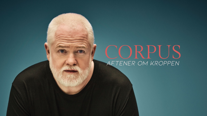 En bald, kvædmand med en alvorlig udtryk og en sort trøje.