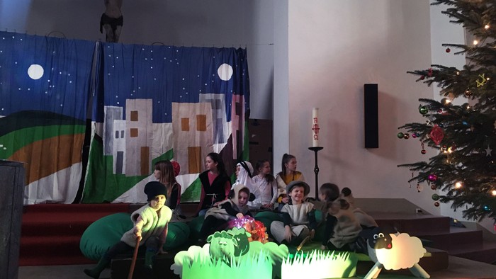 Kinder spielen in einer Kirche Weihnachtsgeschichte nach
