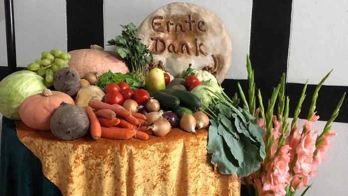 Frisches Gemüse und Blumen auf einem Tisch