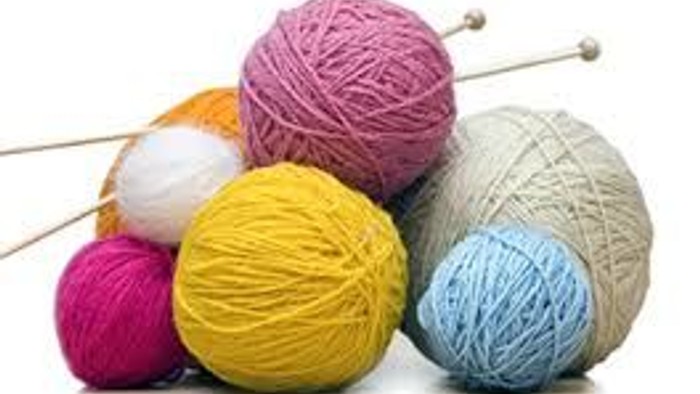 Bunte garnspole og strå.