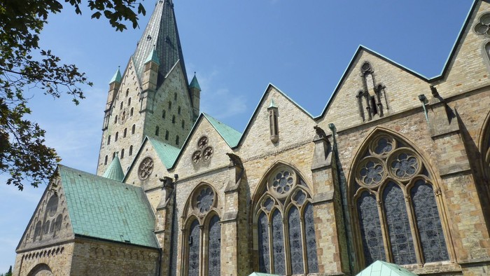 Großes gotisches Kirchengebäude mit spitzen Türmen und bogenförmigen Fenstern