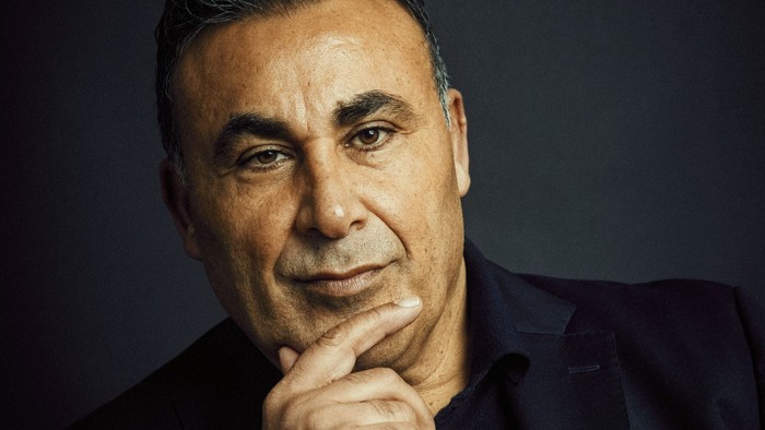 En mands ansigt, tænkende og med hånd under kinn.