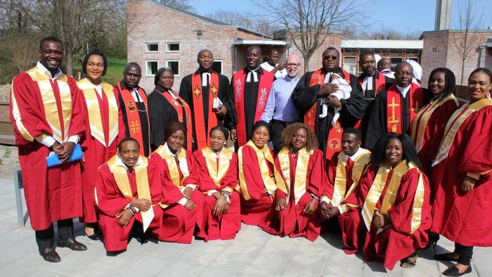 En gruppe af studerende i akademiske kapper samlet til et foto.