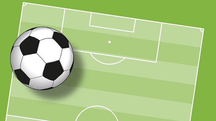 Ein Fußball auf einem Fußballfeld mit Tor und Markierungen.