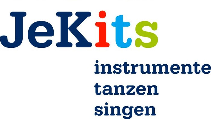 Das Bild zeigt drei Kinder mit Musikinstrumenten und Text in Deutsch