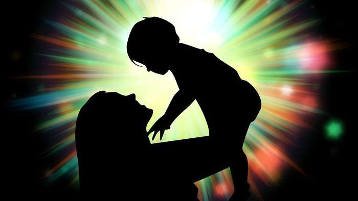 En silhuet af en person bøjer sig over en anden person, omgivet af lysende, farverige stråler.