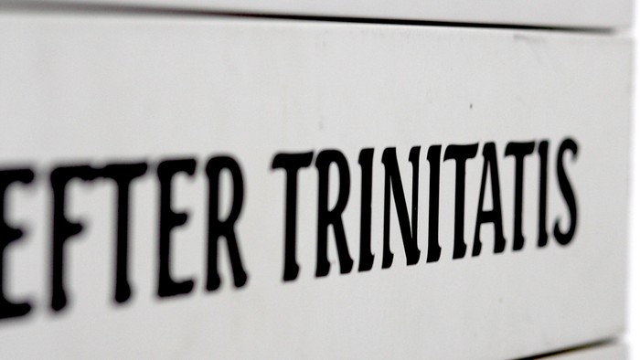 Et hvidt papir med sort skrift, der siger "Efter Trinitatis".