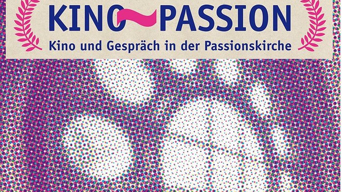 Das Bild zeigt den Titel "KinoPassion" mit einem Filmstreifen-Muster im Hintergrund