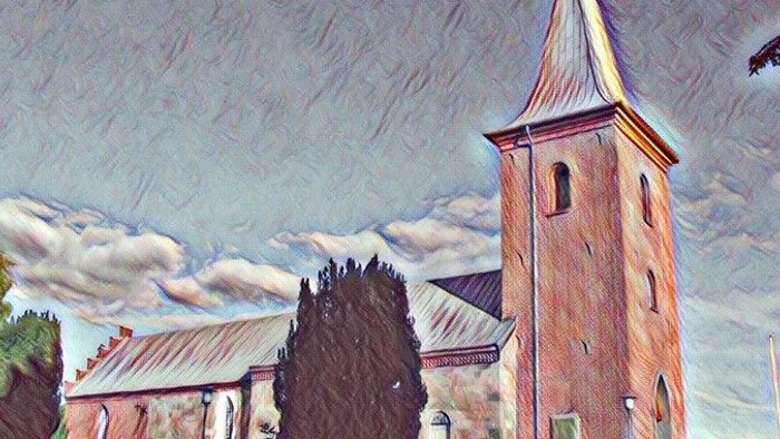 Et malet billede af en kirke med tårn og træer foran