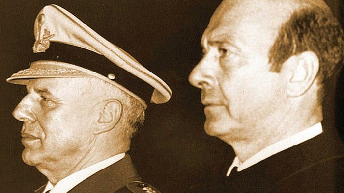 Zwei Männer in formeller Marine- und Militäruniform posieren nebeneinander auf einem Sepia-Foto.