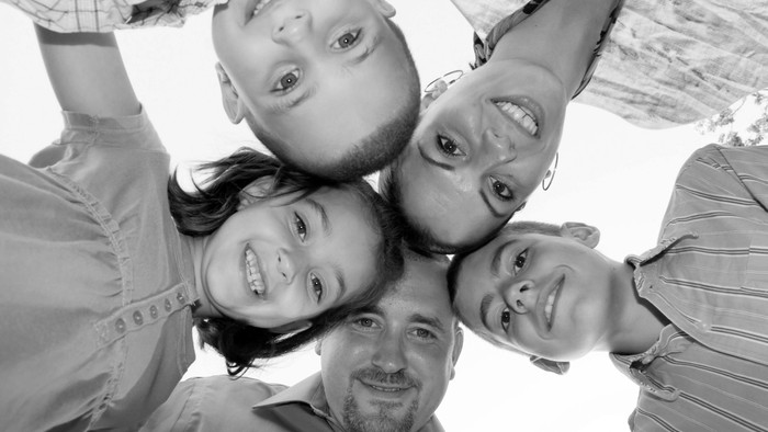 En gruppe af venner smiler til kameraet i et sammentræffende billede.