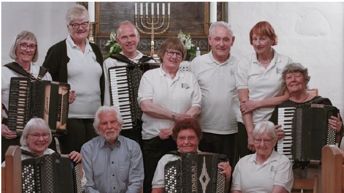 En gruppe ældre personer med akkordeoner.