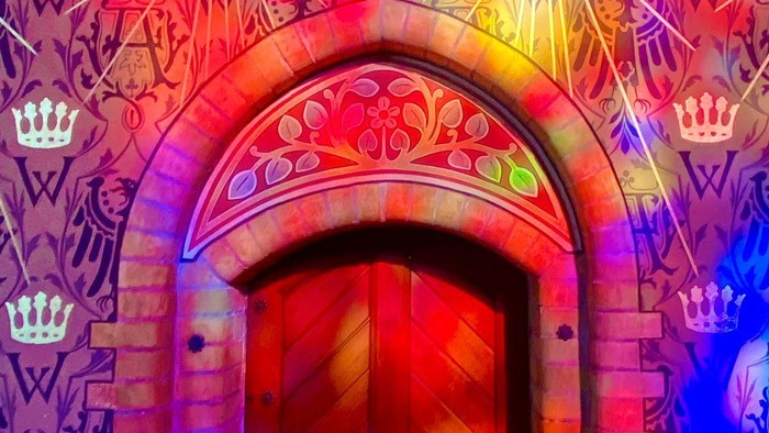 Bunte Lichter erleuchten den Eingang eines Gebäudes