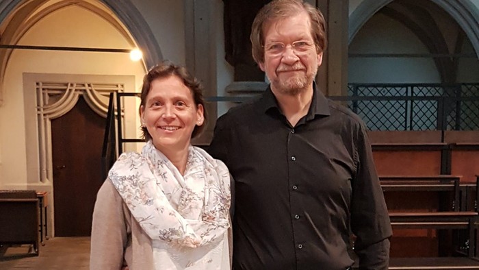 Ein Mann und eine Frau stehen in einer Kirche.