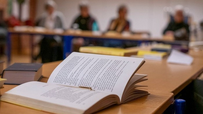 En åben bog på en bord i en biblioteksafdeling.