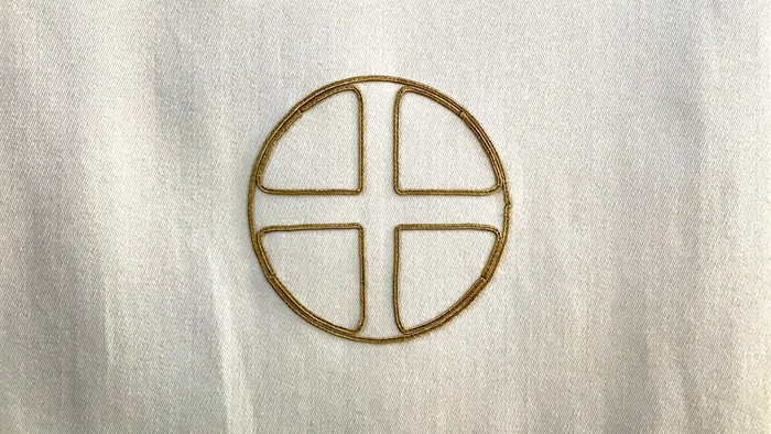 Gul krone med kors på hvid baggrund